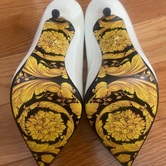 Versace white patent pumps / heels size 37. New without box. - Picture 13 of 16